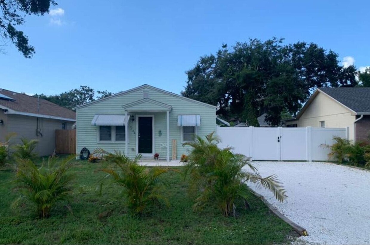 Charming 2 Bedroom 1 Bath in Central Gulfport - Charming 2 Bedroom 1 Bath in Central Gulfport