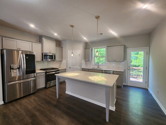 Foto del edificio - 6472 Brookside Blvd