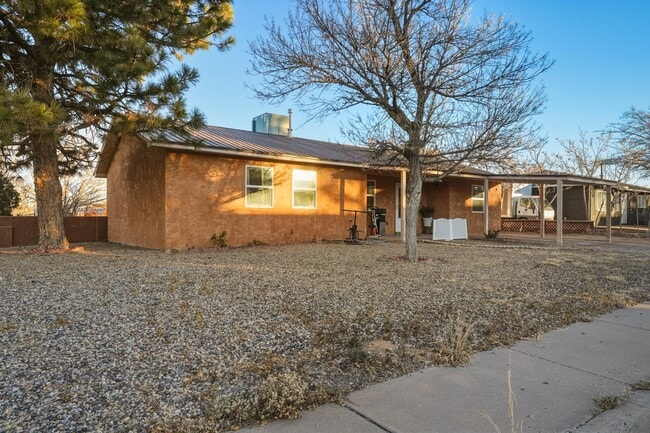 Building Photo - 1700 Gschwind Pl SW