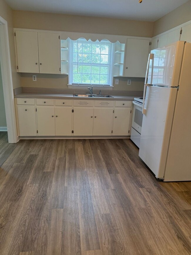 Building Photo - 4 Bedroom House on Lots of Land With Large...