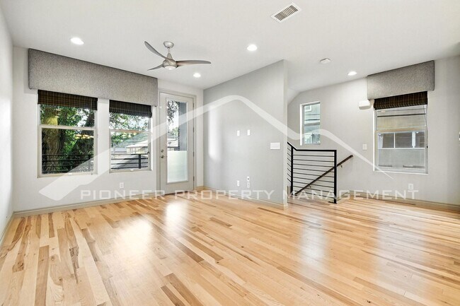 Foto del edificio - Modern Townhouse with Central AC and Rooft...