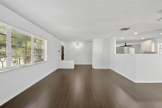 Building Photo - 770 SE Hollahan Ave