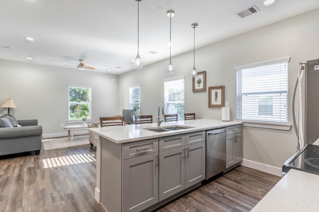 Building Photo - 144 W 5th St