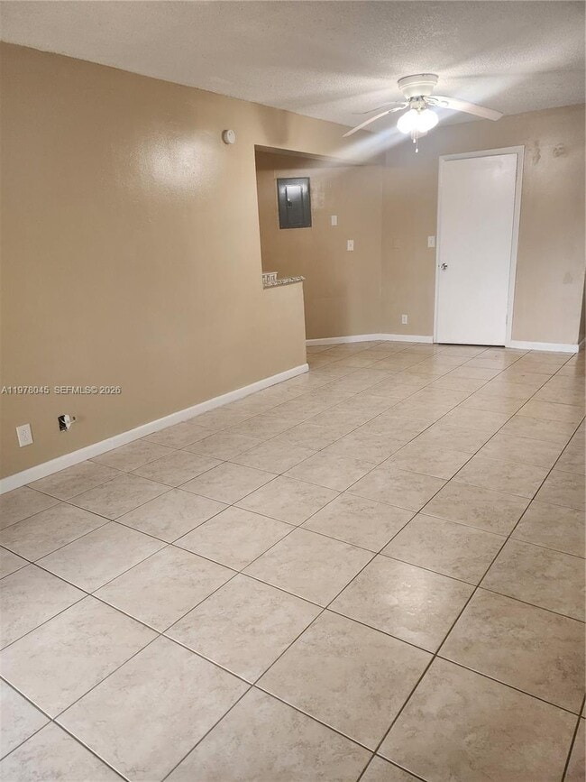 Building Photo - 215 Lake Pointe Dr
