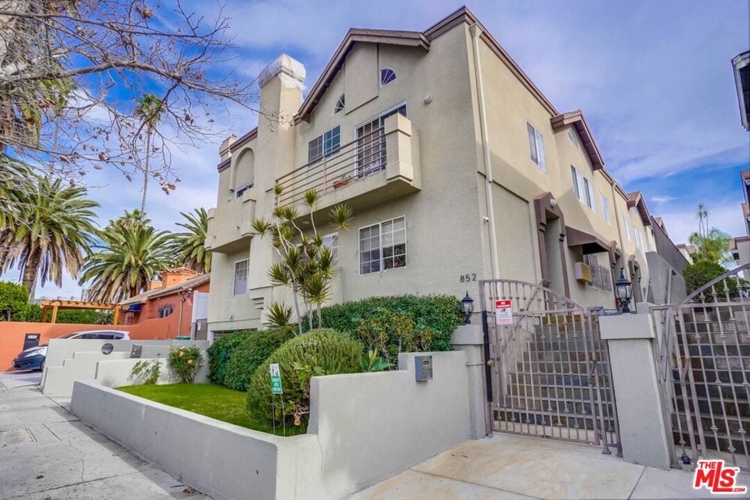 Primary Photo - 852 N Poinsettia Pl