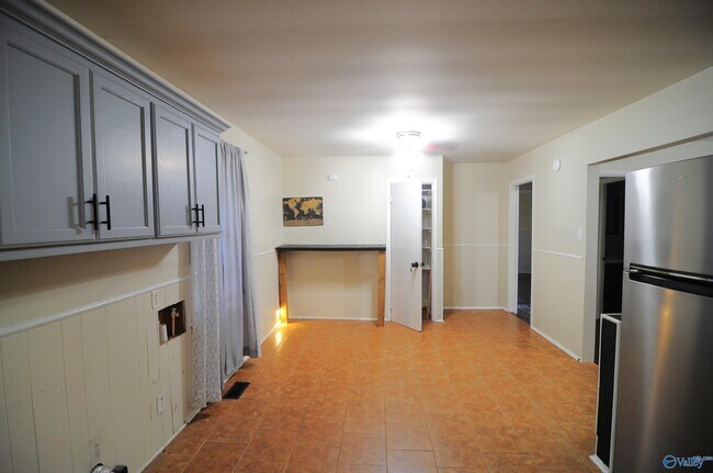 Foto del edificio - 1702 Truman Dr NE