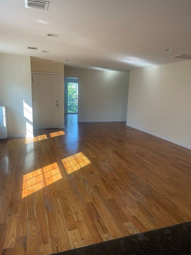 Building Photo - Spacious 1800 sq. ft. Modern (3BR + Additi...