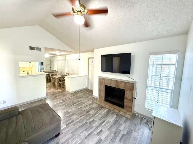 Building Photo - AVAILABLE NOW! 3rd Floor 1 Bedroom / 1 Bat...