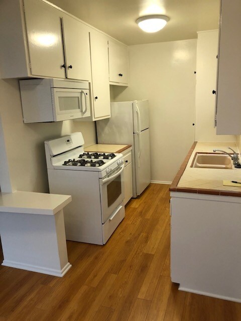 Cocina - 12817 Moorpark St