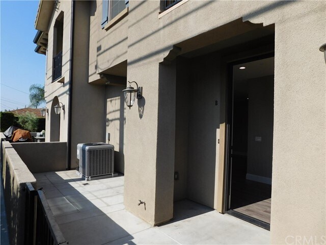Building Photo - 338 N Azusa Ave