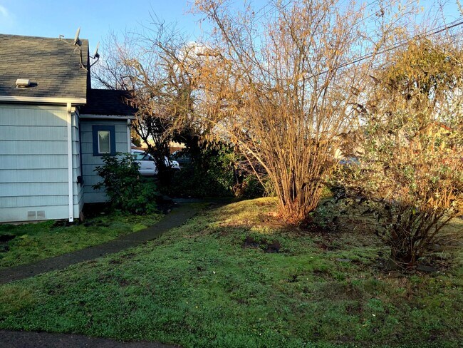 Building Photo - 1 Bedroom Duplex in Midtown Near the Whit