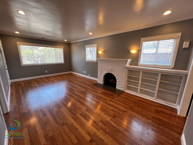 Building Photo - $3600 Beautiful Cottage Style 2 Bed 1 Bath...