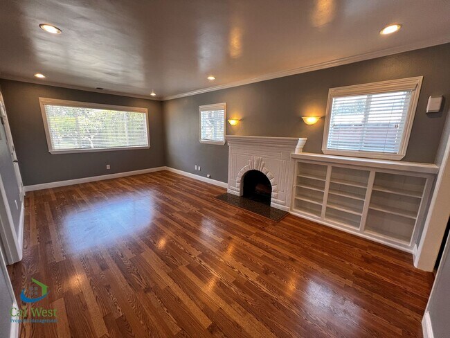 Foto del edificio - $4000 Beautiful Cottage Style 2 Bed 1 Bath...