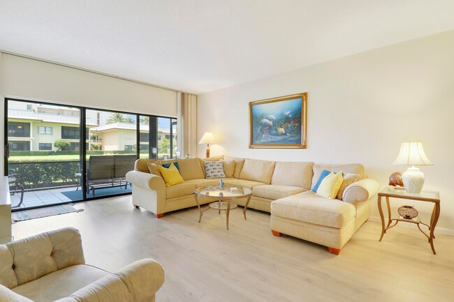 Foto del edificio - 375 S Beach Rd