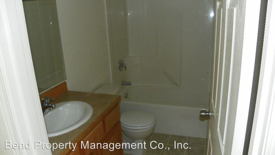 Foto del edificio - 899 NE Hidden Valley Dr
