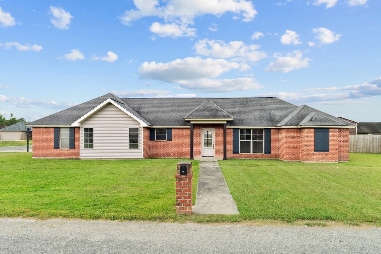 Primary Photo - 107 Fox Trot Ln