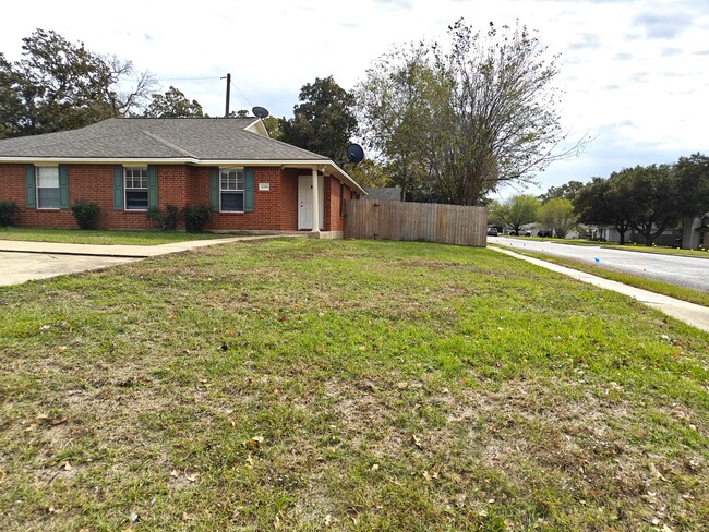 Building Photo - 2126 Hidden Hollow Cir