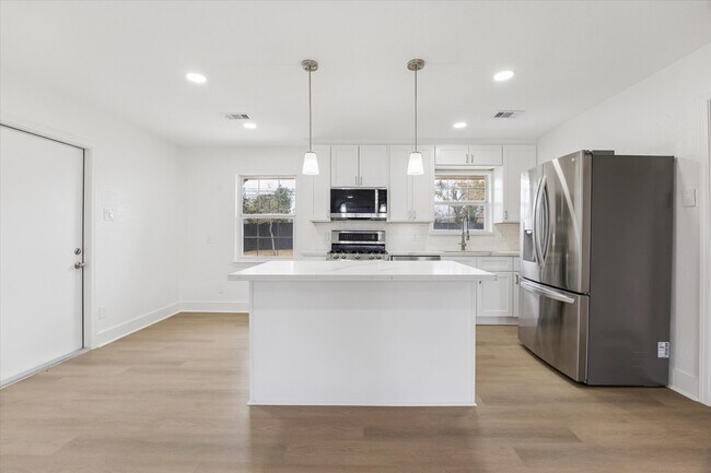 Foto del edificio - 2302 Hewitt Dr