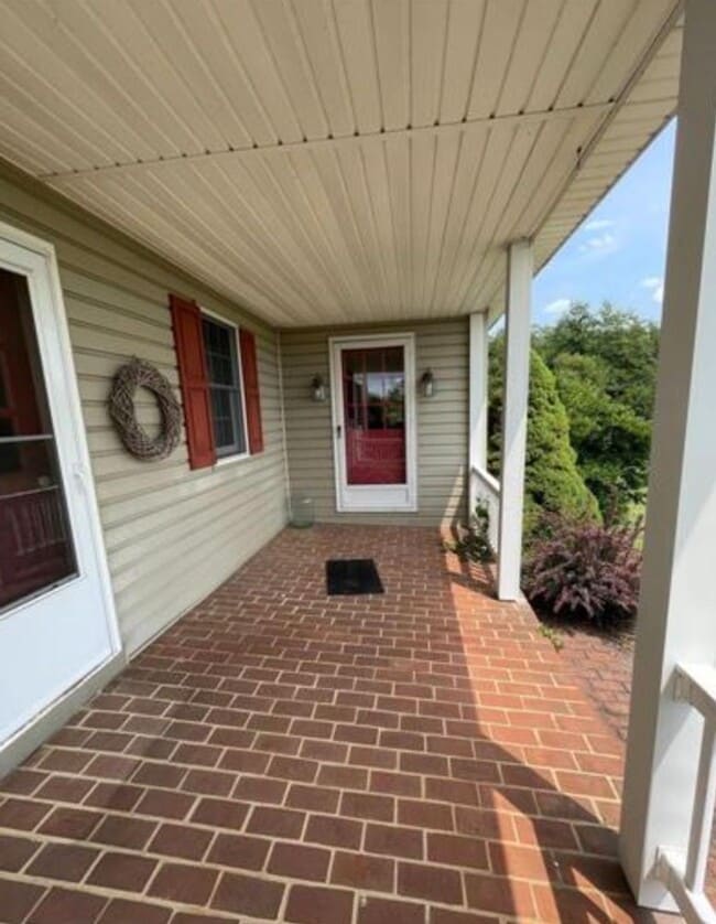 Building Photo - Farmhouse : 4 bed, 2 bath