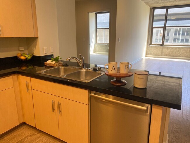 Foto del edificio - Advent - Gorgeous & Bright Contemporary Style Condo W/ Parking & Laundry!