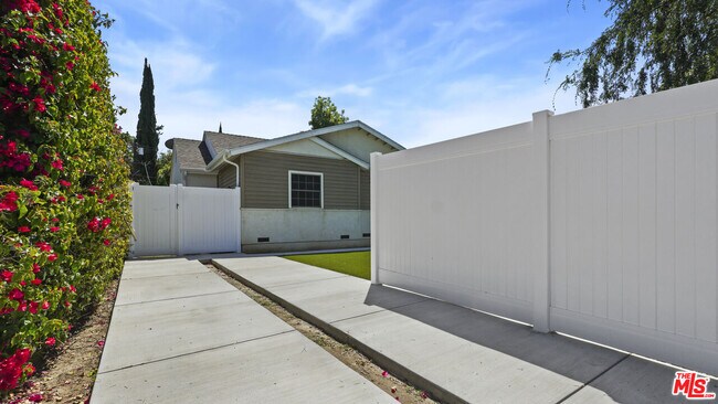 Foto del edificio - 13842 Hamlin St