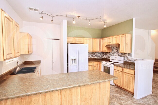 Building Photo - Beautiful 2199 Sqft Two-story home in Tucson!
