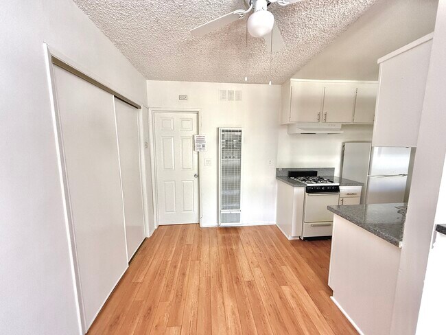 Foto del edificio - 14540 Hartland St