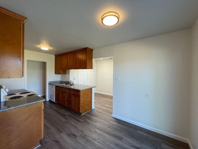 Building Photo - Centrally Located, Nicely Updated Througho...