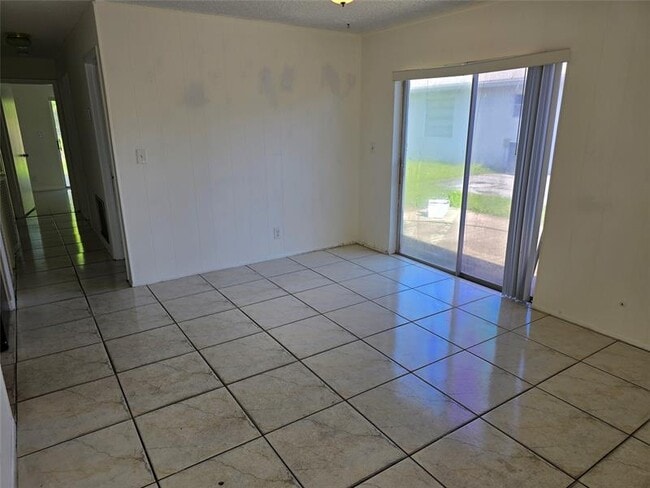 Building Photo - 433 SW 61st Terrace