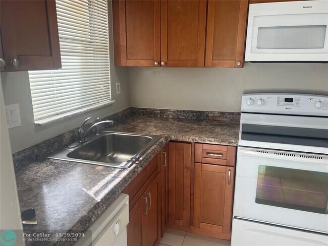 Foto del edificio - 8325 Sunrise Lakes Blvd