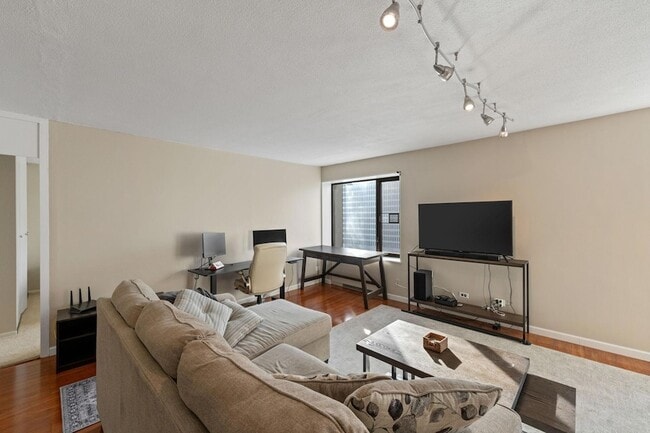 Building Photo - 19 S 1st St