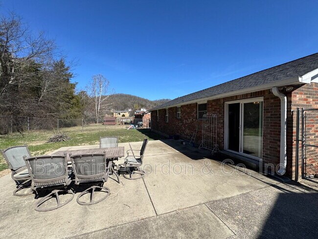 Foto del edificio - 544 Phipps Dr