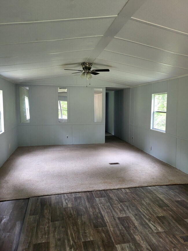 Foto del edificio - 196 Phoenix Dr