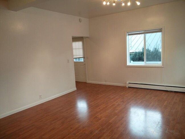 Building Photo - 634 W Nickerson St