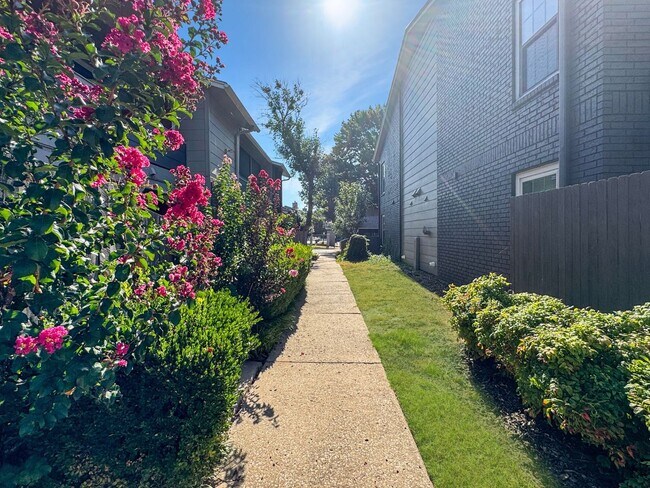 Foto del edificio - Darling Townhome near Jenks with a Pool!