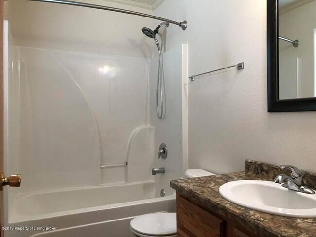 Foto del edificio - Newer, Spacious House for Rent in Dickinson