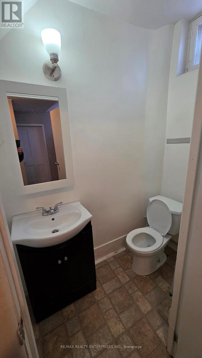 Building Photo - 142 Emerald St S