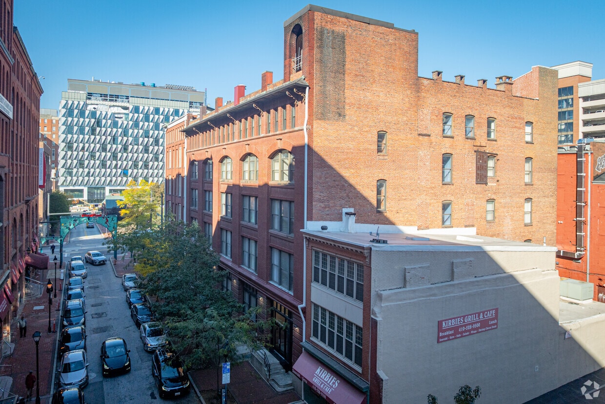 Primary Photo - Redwood Square Apartments