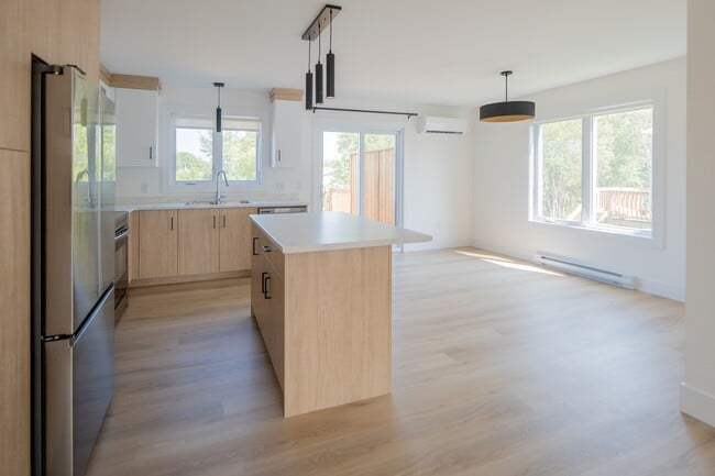 Building Photo - 102 Simone Gallant Cres
