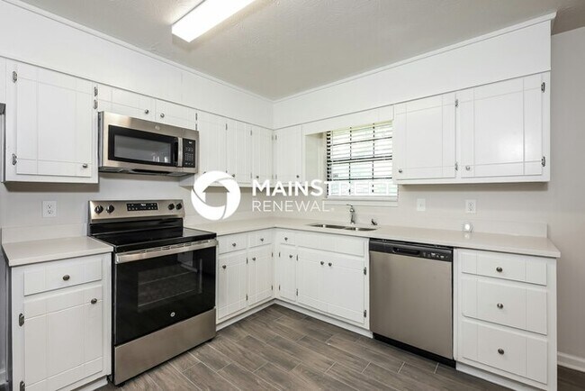 Building Photo - 3 Bedroom Pet-Friendly Home in RIVERDALE, ...