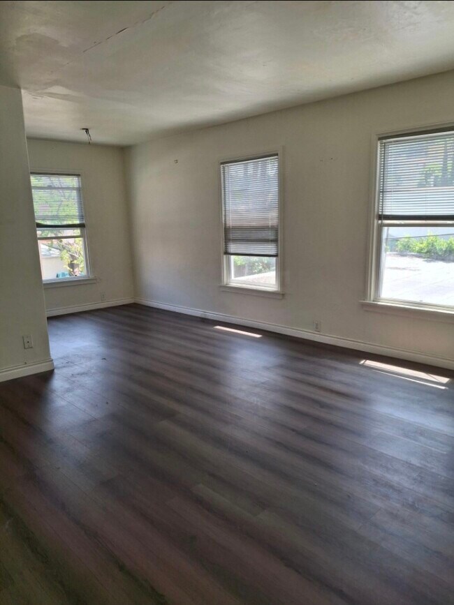 Dining room in corner - 808 E Palmer Ave