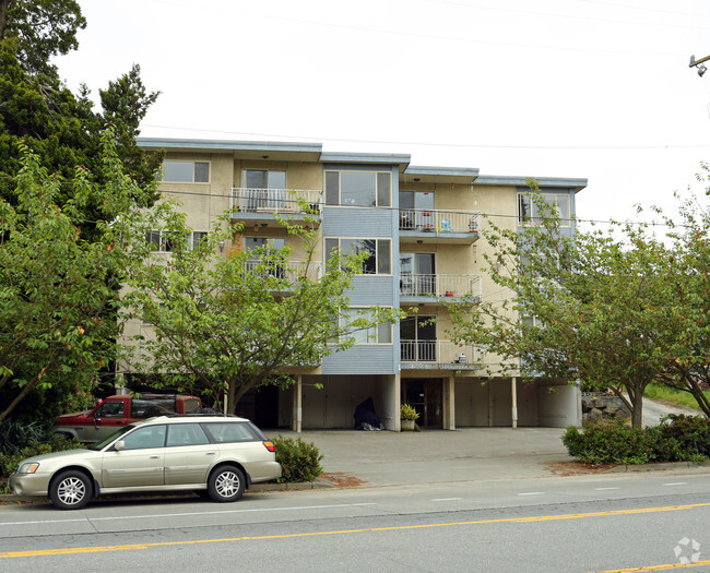 Building Photo - Chinook Apartments