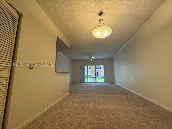 Foto del edificio - 2492 Centergate Dr