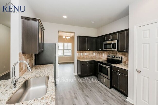 Building Photo - Now available 5 bedrooms 3 baths!