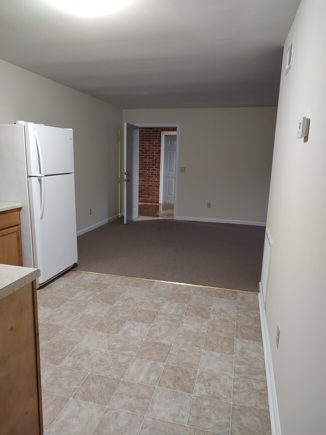 Building Photo - 272 Lindsay Dr
