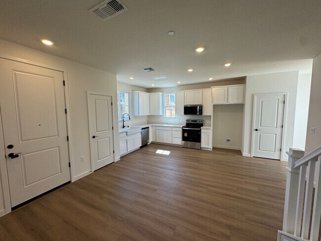Building Photo - BRAND NEW SOLAR HOME IN LINCOLN!