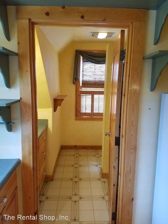 Building Photo - Studio, 1 bath House - 17110 Shawnee Circl...