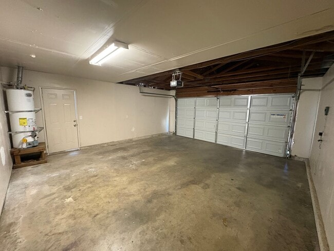 Building Photo - Cozy Home On Spacious Lot In Tulare Available Now!