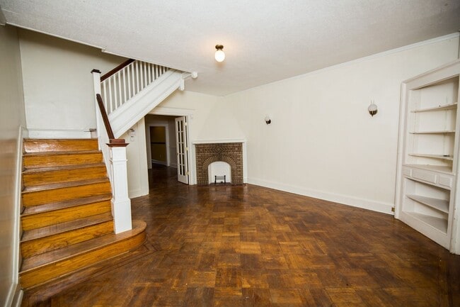 Building Photo - Charles Village 2bd/2ba Rowhome with Parking Spots, W/D and more! Available 7/20