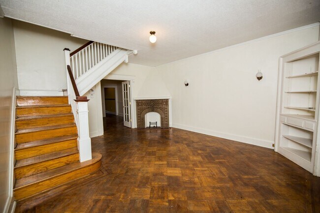 Foto del edificio - Charles Village 2bd/2ba Rowhome with Parking Spots, W/D and more! Available 7/20